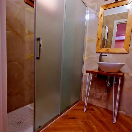 לינה וארוחת בוקר Sea&sky 3*